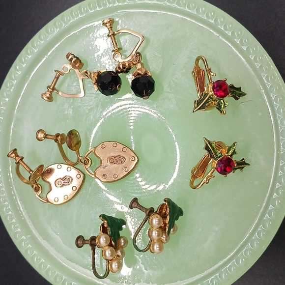 Bundle of 19 Pairs of Clip Back, Screw Back  Earrings  (Not Signed) (7-1J) - Picture 4 of 4